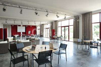 Miniature Location salle Bélesta (Pyrénées-Orientales) - Domaine Riberach #8 Bain à remous éclairé en bleu, entouré de pierres sombres, avec un panier de pétales rouges au premier plan.