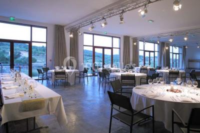 Miniature Location salle Bélesta (Pyrénées-Orientales) - Domaine Riberach #12 Bain à remous éclairé en bleu, entouré de pierres sombres, avec un panier de pétales rouges au premier plan.