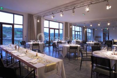 Miniature Location salle Bélesta (Pyrénées-Orientales) - Domaine Riberach #13 Bain à remous éclairé en bleu, entouré de pierres sombres, avec un panier de pétales rouges au premier plan.