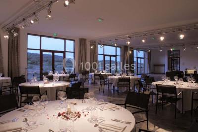 Miniature Location salle Bélesta (Pyrénées-Orientales) - Domaine Riberach #14 Bain à remous éclairé en bleu, entouré de pierres sombres, avec un panier de pétales rouges au premier plan.