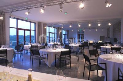 Miniature Location salle Bélesta (Pyrénées-Orientales) - Domaine Riberach #11 Bain à remous éclairé en bleu, entouré de pierres sombres, avec un panier de pétales rouges au premier plan.