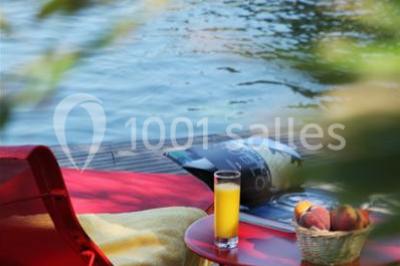 Miniature Location salle Bélesta (Pyrénées-Orientales) - Domaine Riberach #20 Bain à remous éclairé en bleu, entouré de pierres sombres, avec un panier de pétales rouges au premier plan.