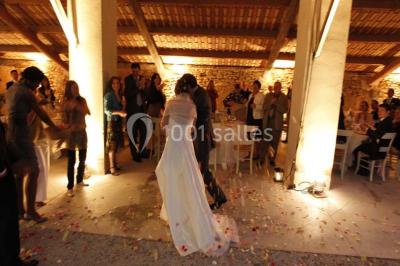 Miniature Location salle Piolenc (Vaucluse) - Château Beauchêne #11 Un couple en tenue de mariage sourit sur les marches d'un escalier en pierre devant une maison entourée de végétation.