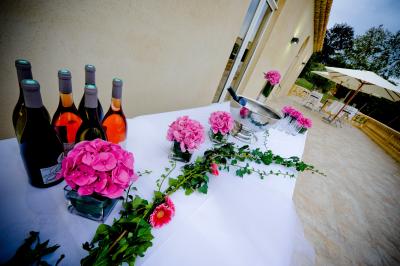 Salle avec de grandes presses anciennes en bois et une longue table dressée pour un repas.