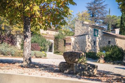 Salle avec de grandes presses anciennes en bois et une longue table dressée pour un repas.
