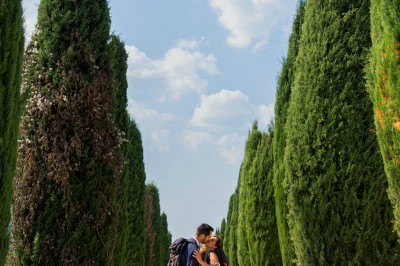 Salle avec de grandes presses anciennes en bois et une longue table dressée pour un repas.