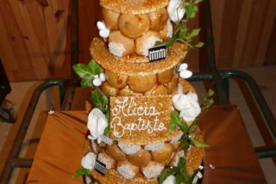 Un couple marche dans le jardin d'un château ancien entouré de verdure par une journée ensoleillée.