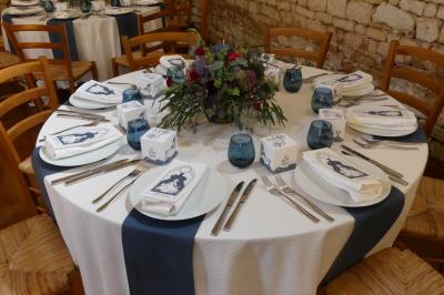 Un couple marche dans le jardin d'un château ancien entouré de verdure par une journée ensoleillée.