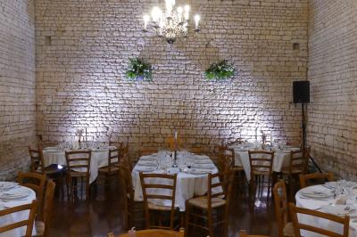 Un couple marche dans le jardin d'un château ancien entouré de verdure par une journée ensoleillée.