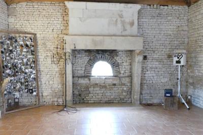 Un couple marche dans le jardin d'un château ancien entouré de verdure par une journée ensoleillée.