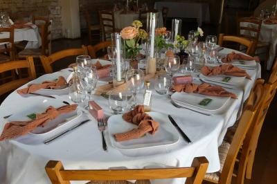 Un couple marche dans le jardin d'un château ancien entouré de verdure par une journée ensoleillée.