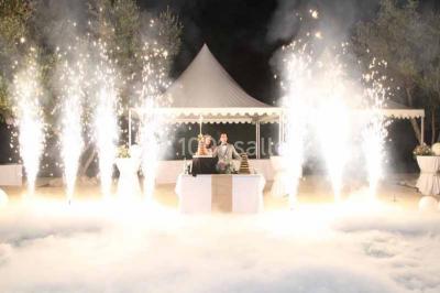 Des femmes en tenue élégante trinquent avec des verres à pied, vues en contre-plongée depuis le centre du cercle.