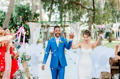 Des femmes en tenue élégante trinquent avec des verres à pied, vues en contre-plongée depuis le centre du cercle.