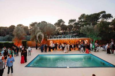 Des femmes en tenue élégante trinquent avec des verres à pied, vues en contre-plongée depuis le centre du cercle.