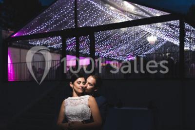 Des femmes en tenue élégante trinquent avec des verres à pied, vues en contre-plongée depuis le centre du cercle.