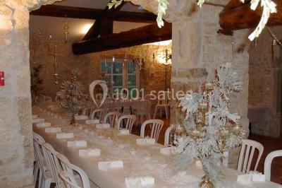 Salle de réunion avec tables disposées en U, chaises rouges, paperboards et décorations végétales.