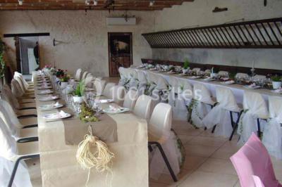 Rangée de cabines de toilettes avec portes en bois foncé, dans un espace carrelé et bien éclairé.