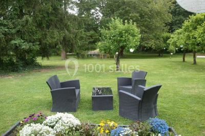 Rangée de cabines de toilettes avec portes en bois foncé, dans un espace carrelé et bien éclairé.
