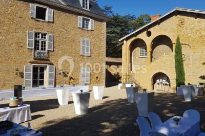 Dîner extérieur, dans la cour principale