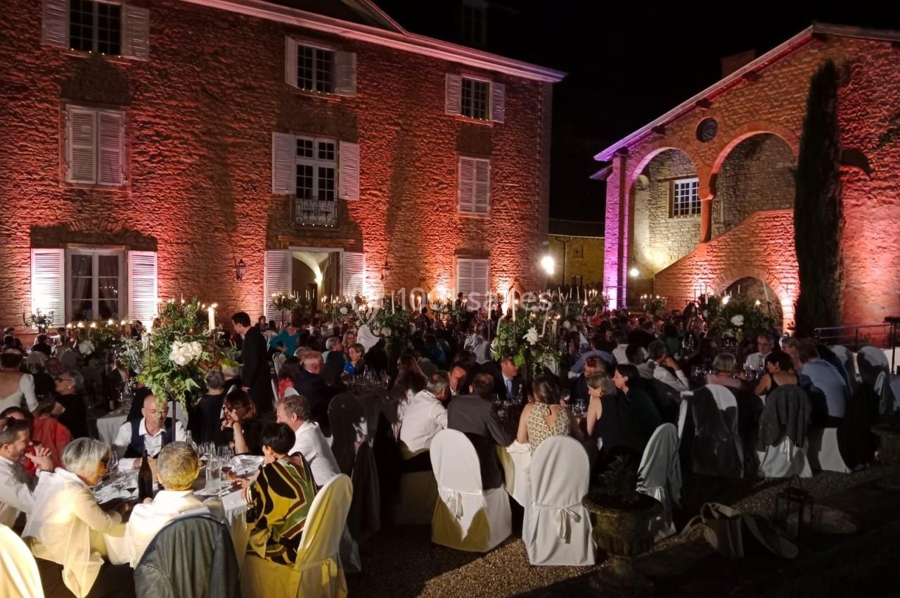 Dîner extérieur, dans la cour principale