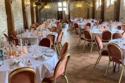 Groupe de personnes assises en cercle dans un jardin verdoyant, vu depuis une fenêtre d'un bâtiment en briques.