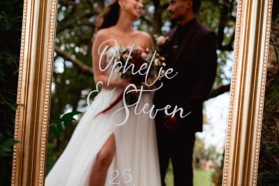 Un couple en tenue de mariage se regarde sous une pergola illuminée de guirlandes lumineuses.