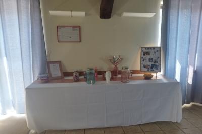 Terrasse extérieure avec tables dressées, parasols blancs, lampadaire et bâtiment à colombages en arrière-plan.