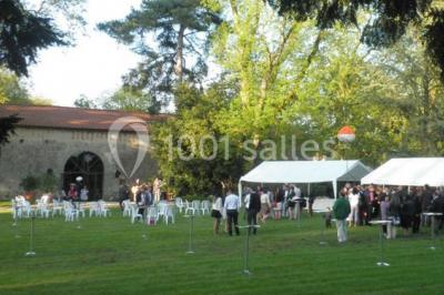 Chambre lumineuse avec un lit double, des rideaux fleuris, un lustre, des meubles classiques et des fenêtres donnant sur la…