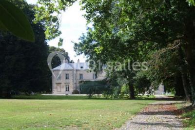 Chambre lumineuse avec un lit double, des rideaux fleuris, un lustre, des meubles classiques et des fenêtres donnant sur la…